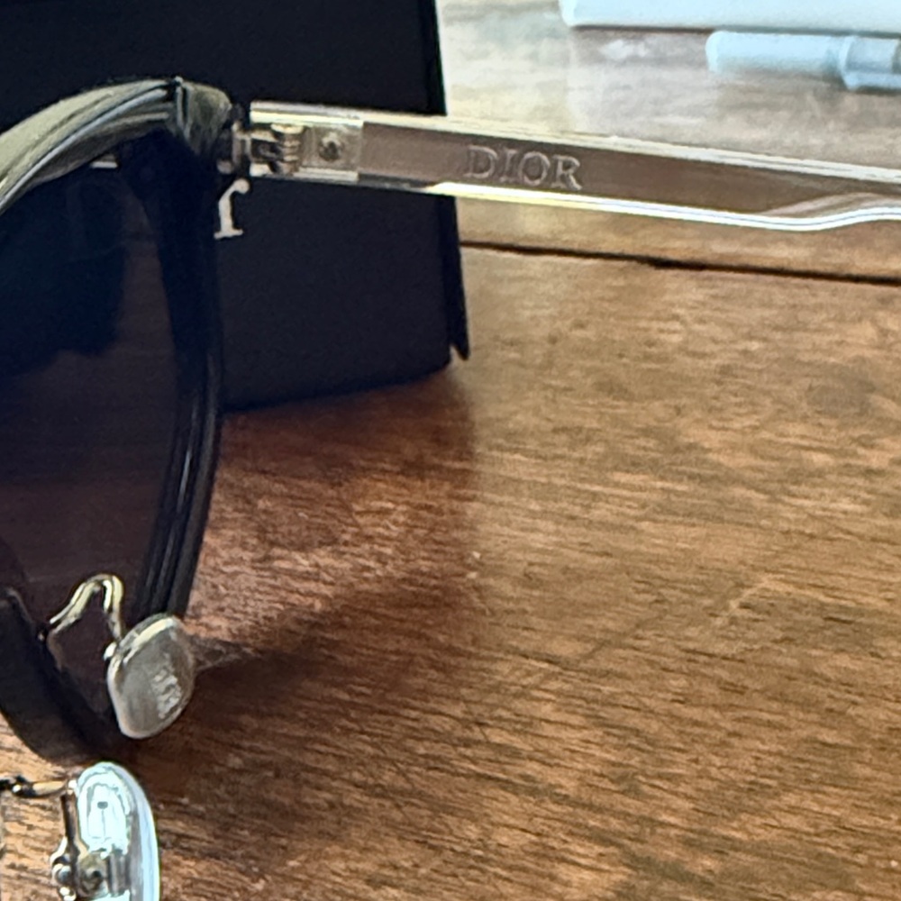 DiorTag M1U
Black Mask Sunglasses - Picture 4 of 6